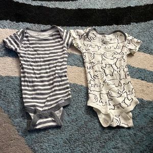 Baby boy 2 piece short sleeve onesie 6-9 months